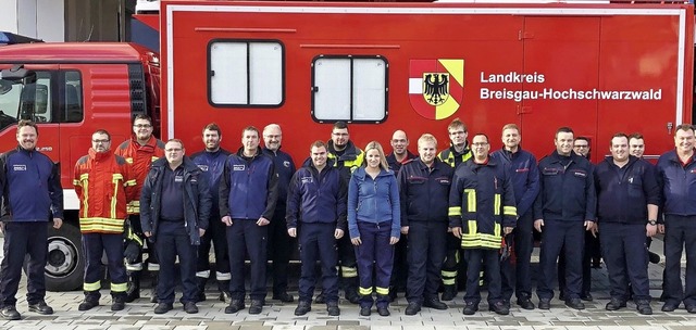 Theorie und Praxis bestanden: Stolz pr...r Feuerwehrgertehaus dem Fotografen.   | Foto: Privat