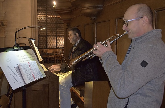 Weihnachtslieder-Singen der Kolpingfam...tzle und Trompeter Daniel Haberstroh    | Foto: Hubert Bleyer