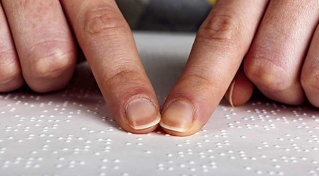 Bei der Brailleschrift gibt es fr jed... mit den Fingern ertastet werden kann.  | Foto: Adobe Stock