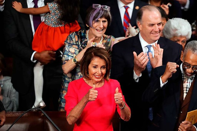 Nancy Pelosi nimmt nach ihrer Wahl Gl...gegen. Sie wird Trumps Gegenspielerin.  | Foto: AFP