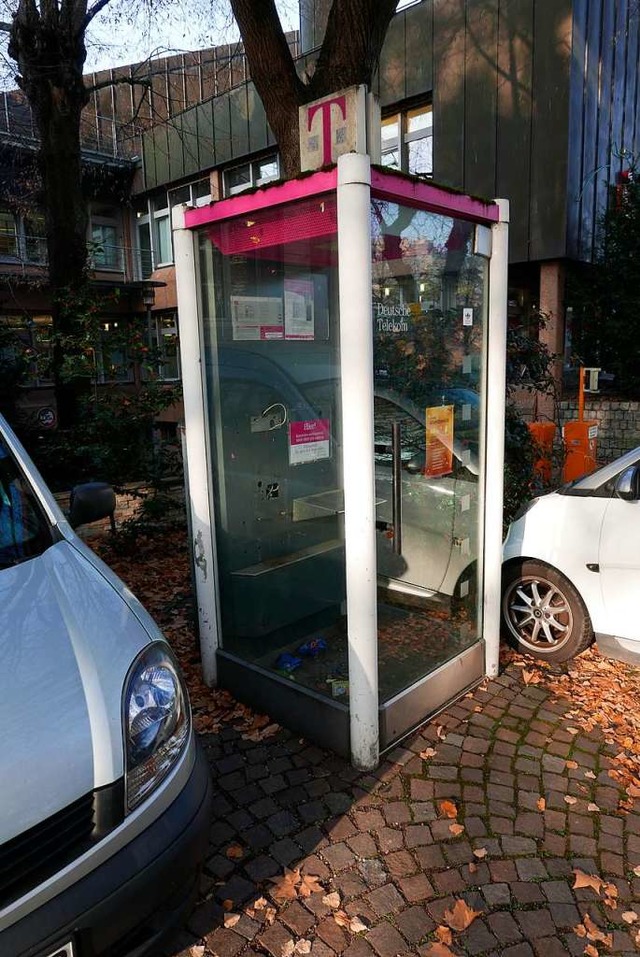 Die letzte ihrer Art: Telefonzelle in Staufen bei der Sparkassenzentrale  | Foto: Hans-Peter Mller