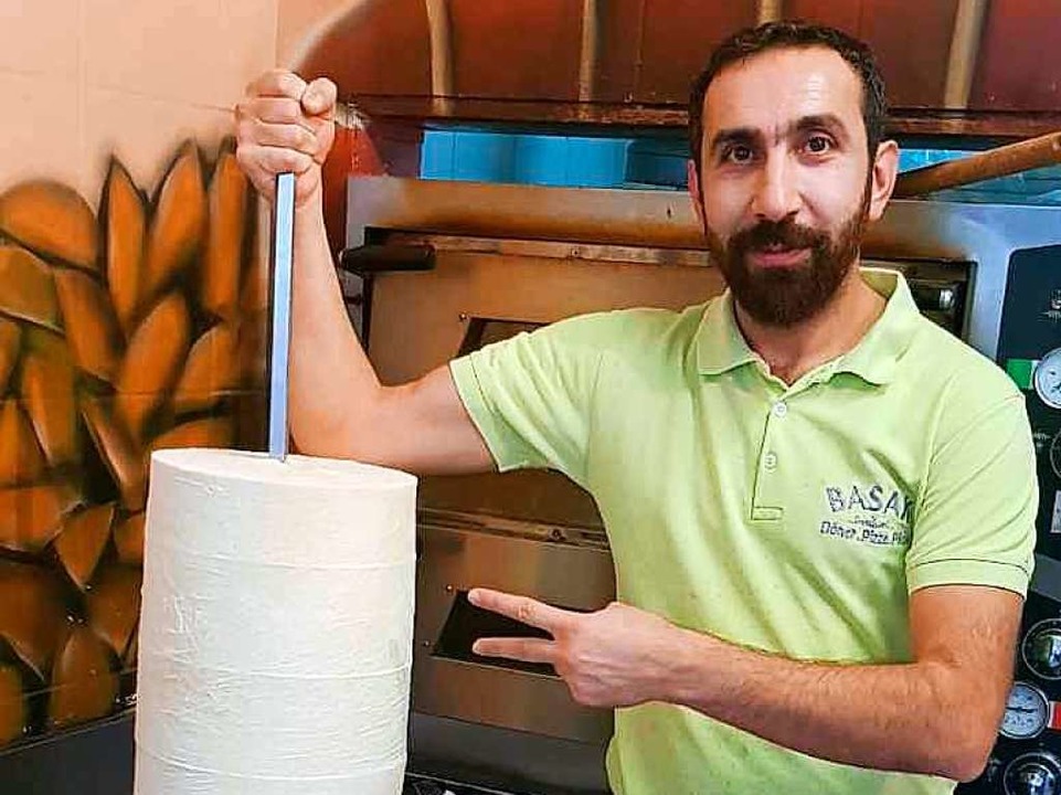Inhaber Bilal Aksu mit einem Käse-Döner.  | Foto: Bilal Aksu