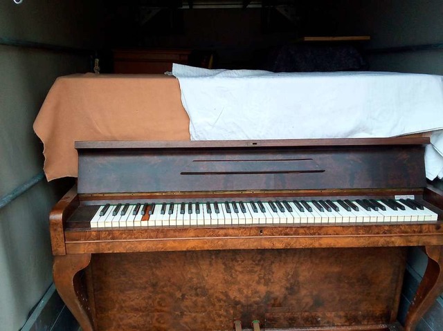 Insgesamt 21 gebrauchte Klaviere im We...den waren, haben die Beamten entdeckt.  | Foto: Hauptzollamt Singen