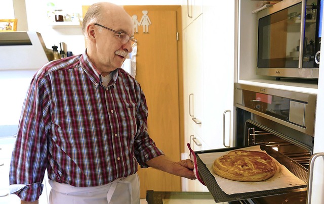 Bckermeister Clemens Gtz holt den fertigen Kuchen aus dem Ofen   | Foto: Jrger