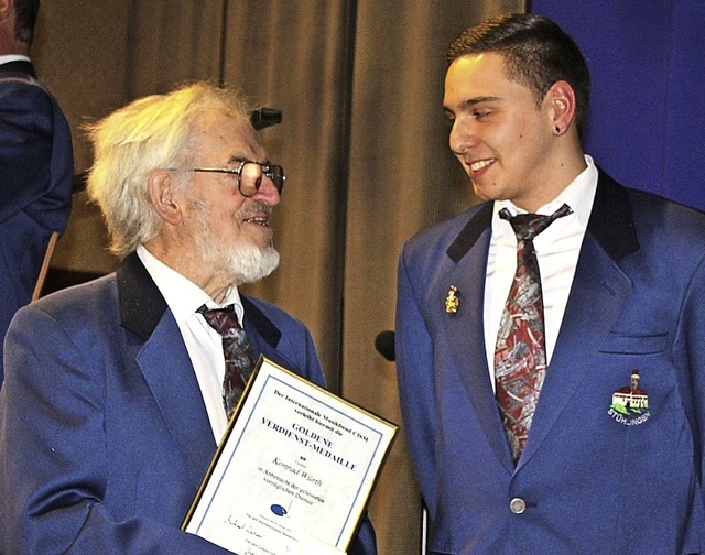 Fr 70 Jahre Musizieren im Verein wurd...rdienstmedaille mit Urkunde und Etui.   | Foto: Yvonne Wrth