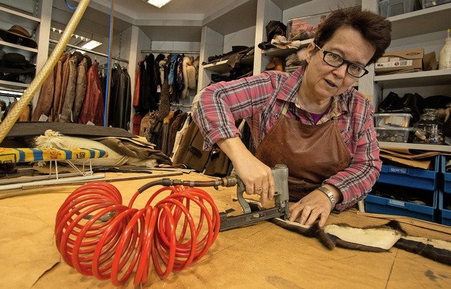 Barbara Schwrer setzt den Tacker an.  | Foto: Patrik Mller