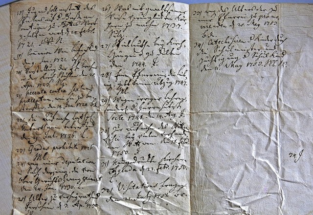 Das lteste Dokument mit Vermerken aus den Jahren 1701 bis 1753  | Foto: Georg Vo