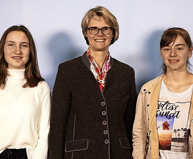 Malwina Arncken und Leandra Metzner (l...fen Bildungsministerin Anja Karliczek.  | Foto: Jugendmedienzentrum