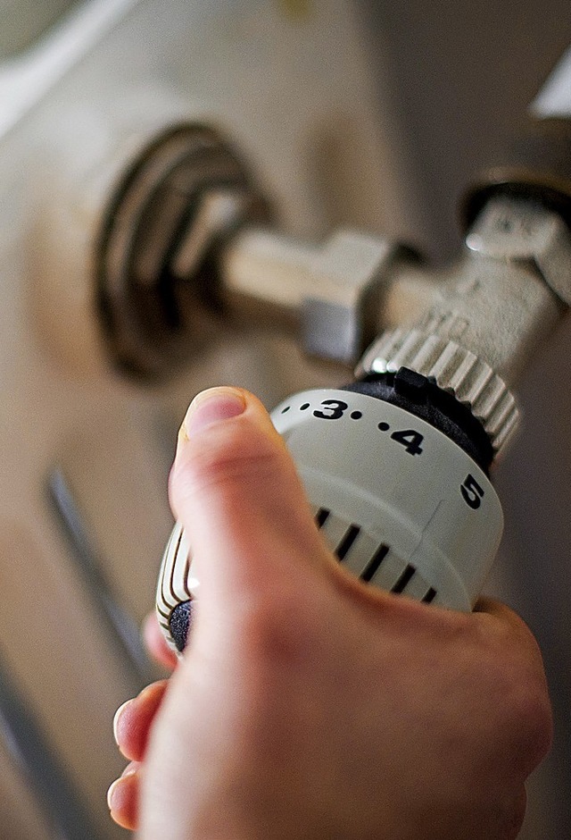Das Herunterstellen der Zimmertemperat...r Austausch veralteter Heizungspumpen.  | Foto: dpa