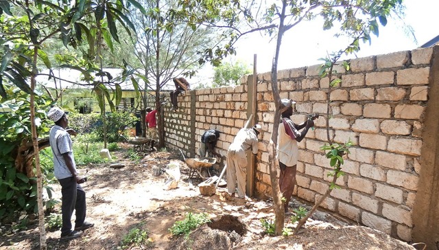 Die neue Mauer rund ums Schulgelnde w...Unberechtigte vom Gelnde fernhalten.   | Foto: Ngele