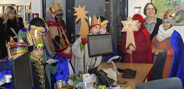 Die Sternsinger statteten am Freitag i... auch  der Mediathek einen Besuch ab.   | Foto: Michael Kiffe