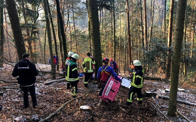 Personenrettung in abschssigem Waldgebiet im Kohlenbach.   | Foto: FFW
