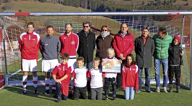 Der FC Bernau konnte vier neue Jugendt...r der beteiligten Firmen (von links).   | Foto: Ilona Schmidt