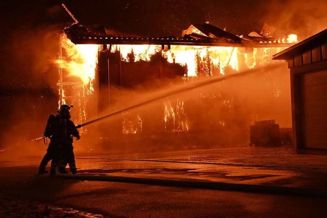 Das Feuer in Lffingen   | Foto: Kamera 24