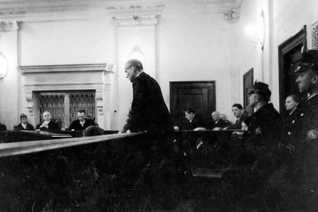 Der wegen des Fememords  an Zentrumspo...end) im November 1946 im Gerichtssaal.  | Foto: Amtsgericht