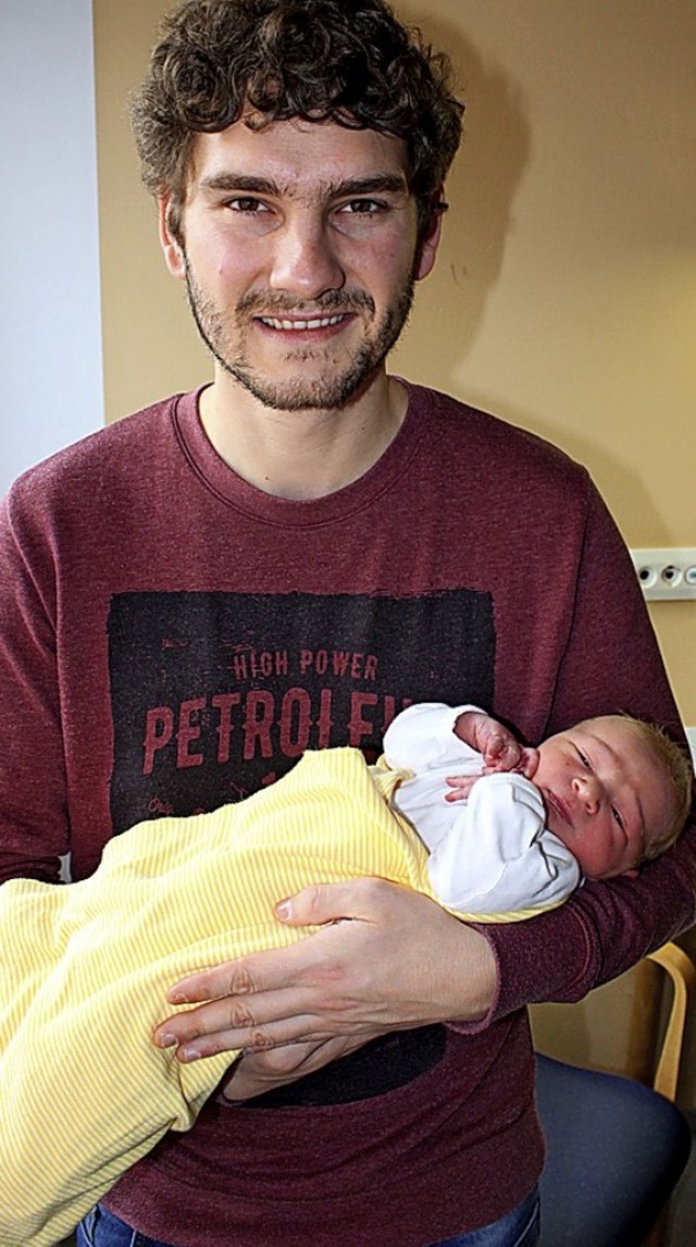 Kam als zweites Baby des Jahres  in de...a, hier mit ihrem Vater Simon Seiler.   | Foto:  tebel-haas