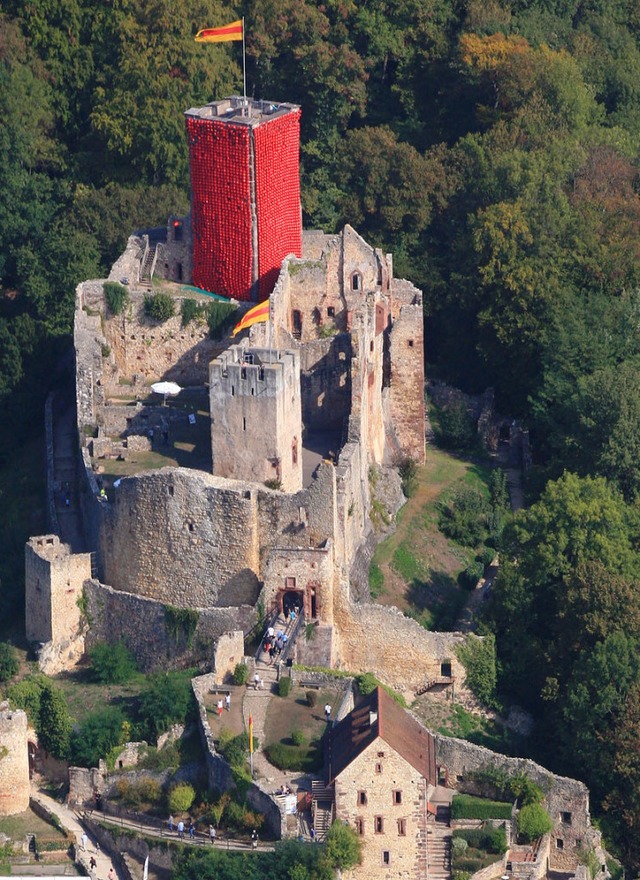 So sah die Kunstaktion auf der Burg R...llons umhllten im September den Turm.  | Foto:  Meyer