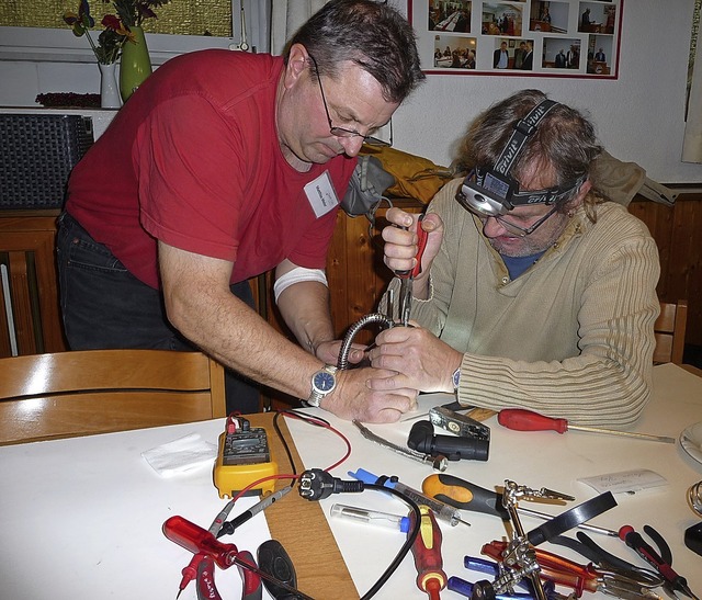 Kultstatus hat das Repair-Caf im Awo-...Hasan Yay (rechts) und Mathias Meier.   | Foto:  Tak