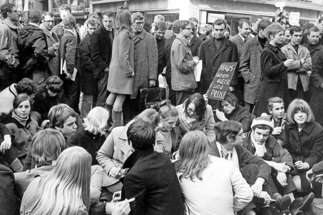 Februar 1968, Freiburg: Junge Menschen...n aus, die Freiburg bisher erlebt hat.  | Foto:  dpa