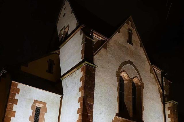 Die beleuchteten Kirchenfenster von St. Georg in Wyhlen bei Nacht erleben