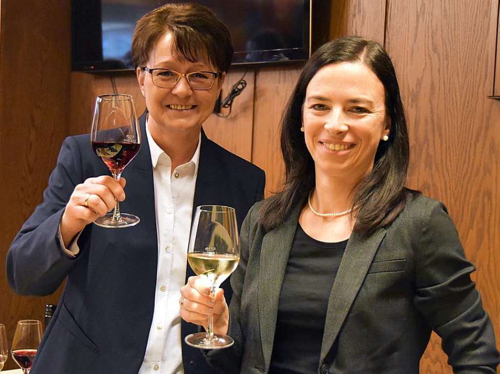 Sabine  Lorenz (links) und Christine Lang (rechts) versorgten die Gste des Empfang mit einem Glas Wein.