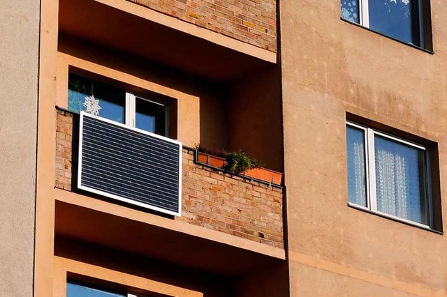 Auch in Freiburg hngen schon solche Solarmodule am Balkon. (Symbolbild)  | Foto: indielux