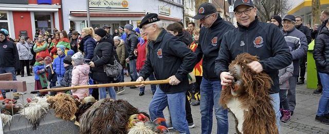 Mit dem Maskenabstauben und dem Brunne...nbrunnen nimmt die Fasnacht Fahrt auf.  | Foto: Horatio Gollin