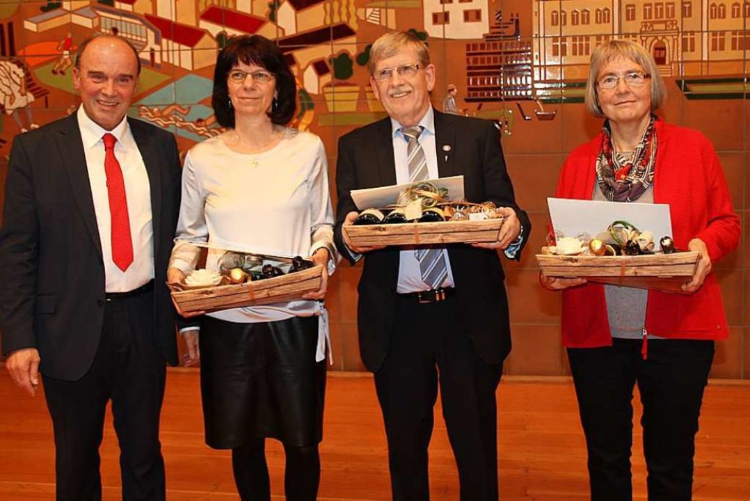 Bürgermeister  Bürgermeister Dieter Sc... und Elisabeth Lay von den Landfrauen.  | Foto: Mario Schöneberg