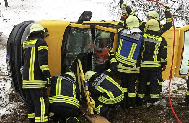 Whrend die Feuerwehr die eingeklemmte...n im Innern medizinisch erstversorgt.   | Foto: Feuerwehr