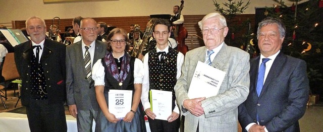 Prsident Bernhard Metzger vom Markgr...ulierte im Namen der Trachtenkapelle.   | Foto: Gro