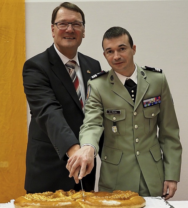 Beim Anschneiden der Neujahrsbrezel:  ...von der Deutsch-Franzsischen Brigade.  | Foto: Jutta Geiger