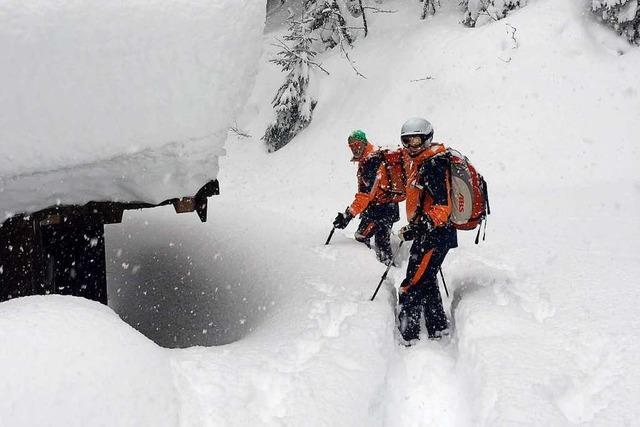 Alpenraum versinkt im Schnee: Tote, Festsitzende, Lawinengefahr