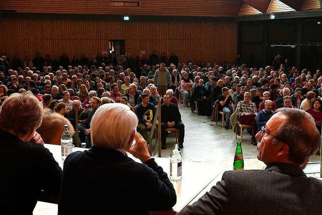 500 Besucher kommen zur Vorstellung der Brgermeisterkandidaten in Feldberg