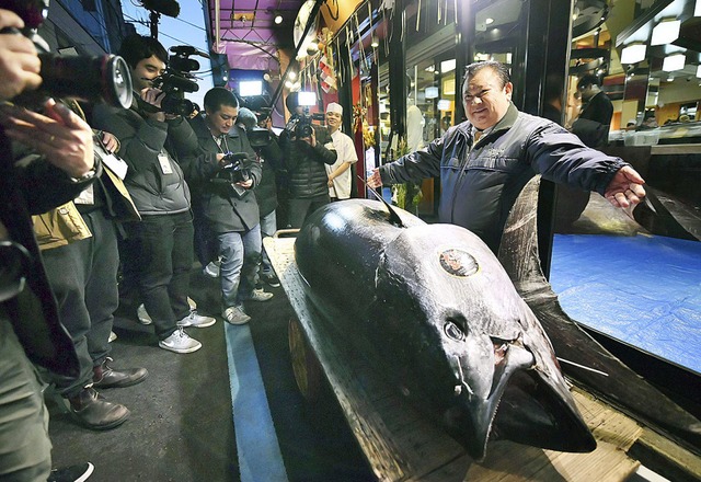 Stolz zeigt sich Kiyoshi Kimura, Besit...gramm schwerer Blauflossen-Thunfisch.   | Foto: DPA