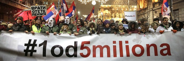 &#8222;#1 von 5 Millionen&#8220; ist d...chen Prsidenten Aleksandar Vucic an.   | Foto: AFP