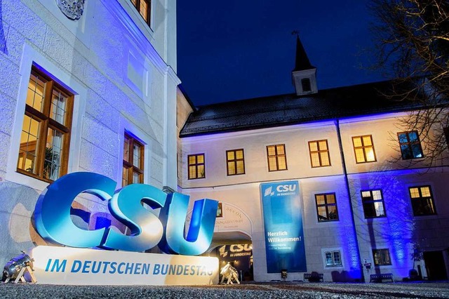 Das CSU-Logo mit dem Schriftzug &quot;...m Bundestag am Kloster Seeon zu sehen.  | Foto: dpa