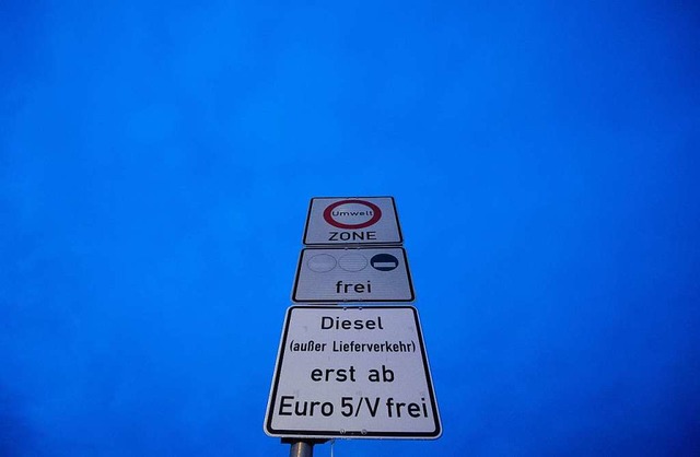 In Stuttgart weist ein Schild weist au...ge ab der Schadstoffklasse Euro 5 hin.  | Foto: dpa
