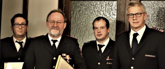 Dirk Wilhelm (25 Jahre Dienst) und  Al...esamtkommandant Gnther Lenke geehrt.   | Foto: Walter Bronner