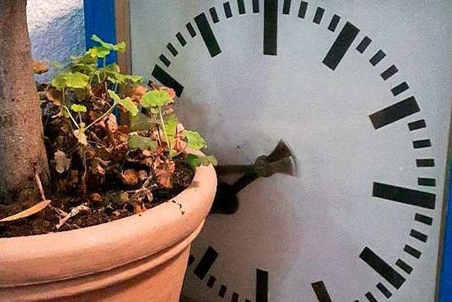 Diese Uhr im Wiehrebahnhof zeigt nur 2-mal am Tag die richtige Zeit