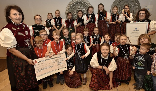 Die Kindertanzgruppe der Heimatzunft h...nnen wie Gisela Huppert (ganz links).   | Foto: Roland Sigwart