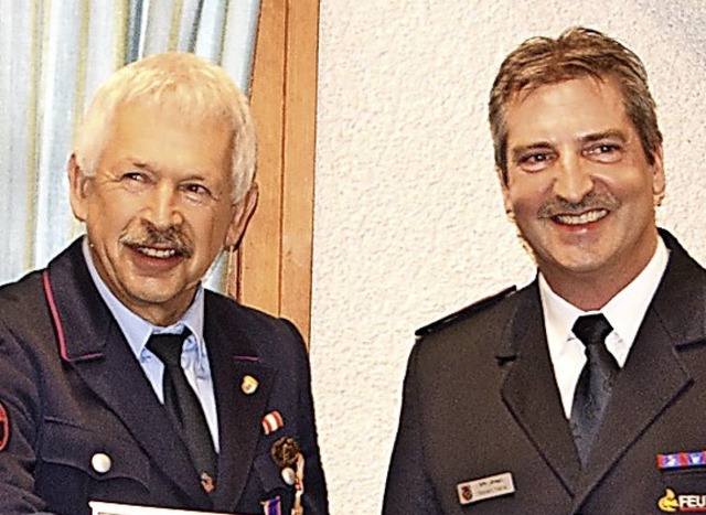 Robert Karle  (rechts) berreichte Han...r das Feuerwehr-Ehrenkreuz in Silber.   | Foto: ulrike jger