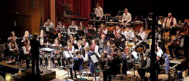 Das Aktiv-Orchester des Musikvereins B...pielt in den weinroten Vereinswesten.   | Foto: Ansgar Taschinski