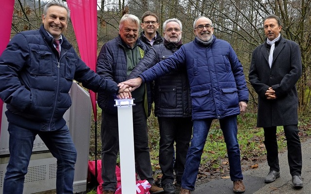 Brgermeister Klaus Jehle, Gemeindert...ei der bergabe des Verteilerkastens.   | Foto: Felix Lieschke