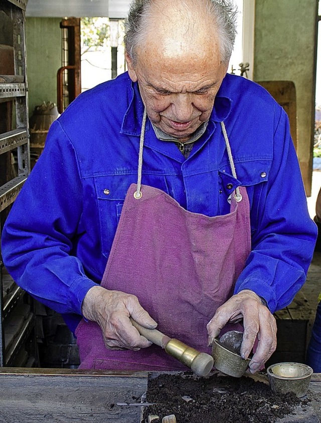 In der Glockengieerei Bauer wird das ...eigt den  Seniorchef bei der  Arbeit.   | Foto: Rheiner