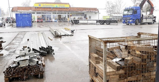 Die Vorbereitungen zum Zeltaufbau auf ...Markt  als Verkaufsflchenprovisorium.  | Foto: Stefan Limberger-Andris