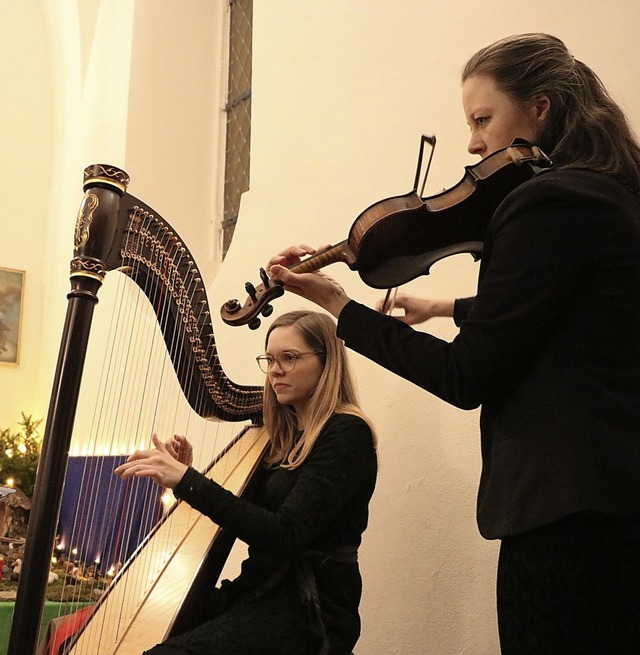 Ricarda Maier an der Harfe und Marisa ... Weisen zum Innhalten und Trumen ein.  | Foto: Martha Weishaar