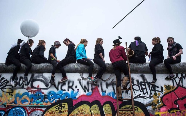 Die Mauer berwinden: Junge Menschen a...die Teilung und ihr Ende reflektieren.  | Foto: dpa