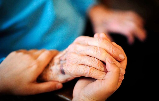 Henkel reicht seinen Beschftigten bei...nzierung der Pflege im Alter die Hand.  | Foto: Daniel Reinhardt