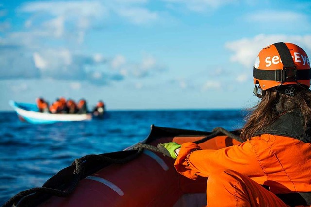 17 Flchtlinge, 16 Mnner und eine Fra...schen Meer aus einem kleinen Holzboot.  | Foto: Alexander Draheim