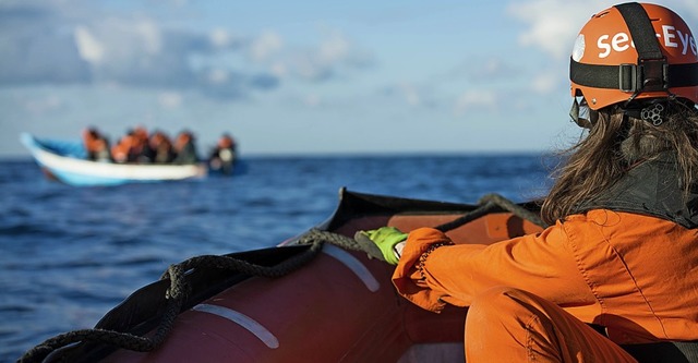 17 Flchtlinge, 16 Mnner und eine Fra...schen Meer aus einem kleinen Holzboot. 